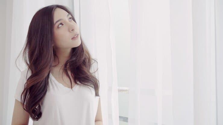 how do you take the shine out of a wig with 7 simple DIY tricks stylists recommend