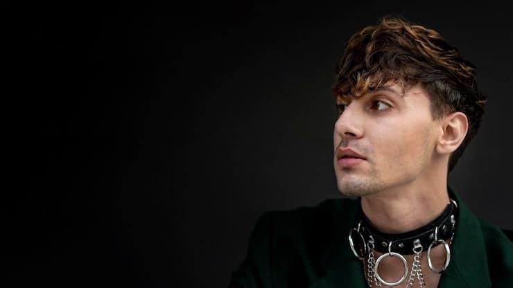 Practical guide on how to straighten synthetic hair wig safely with heatless and low heat methods