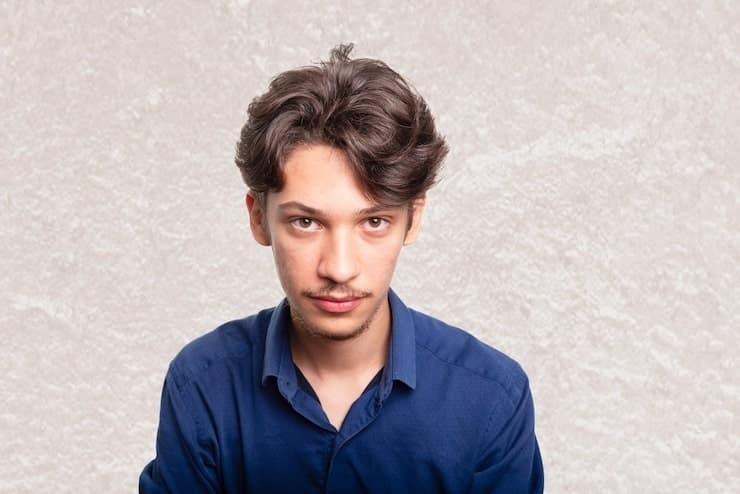 Did Steve Harvey Wear Wigs? A Deep Dive into His Hair Evolution, Celebrity Stylists and Rumors